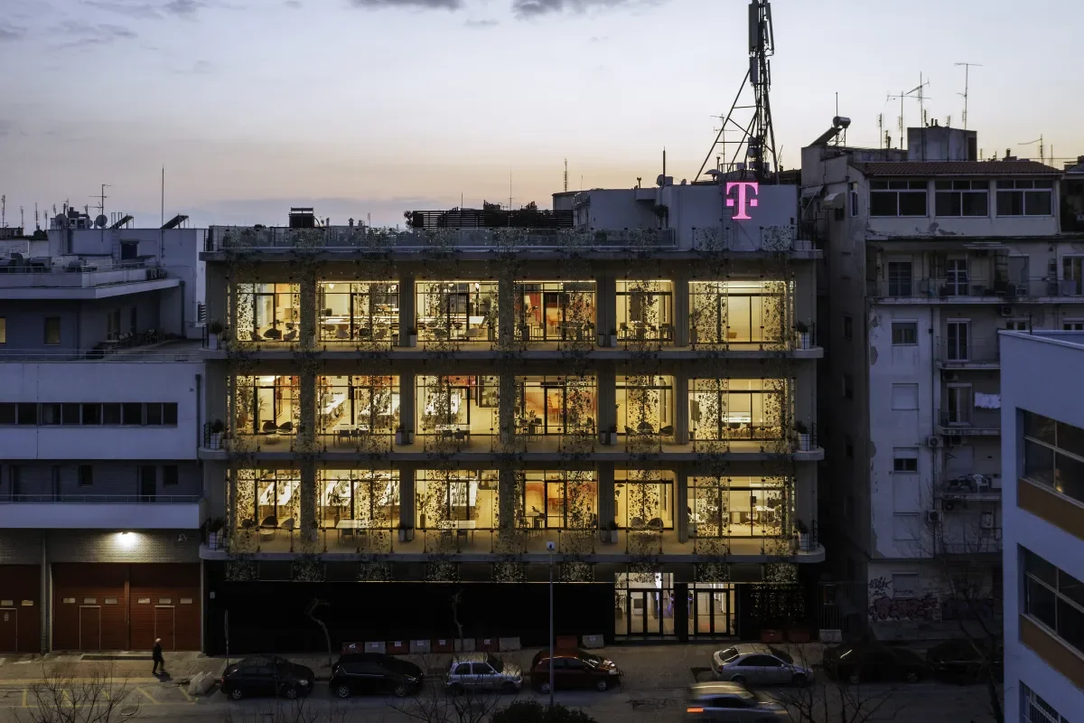Φωτογραφία από εξωτερικό κτηρίου ΑΠΟΣΤΟΛΟΥ ΠΑΥΛΟΥ_THE PIXEL BUILDING