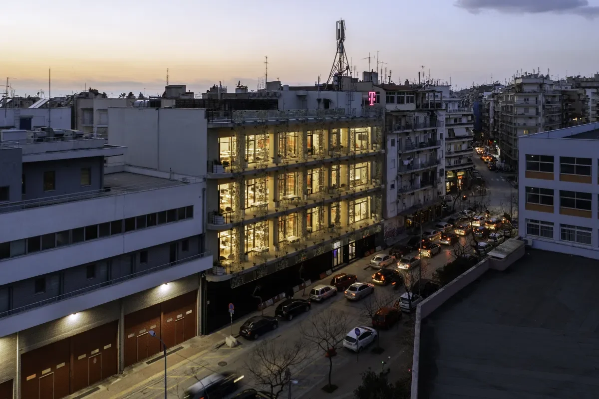 Φωτογραφία από εξωτερικό κτηρίου ΑΠΟΣΤΟΛΟΥ ΠΑΥΛΟΥ_THE PIXEL BUILDING